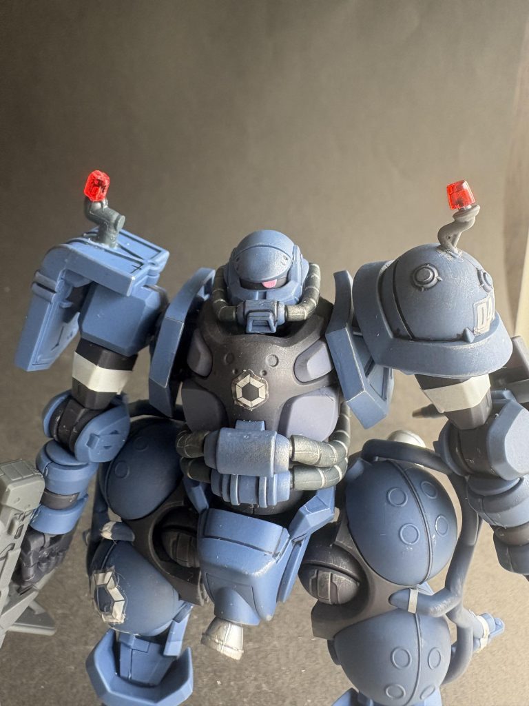 右肩のパトランプのクリアパーツをはめる時に力を入れすぎて根本から折った挙句パーツを紛失したのでランナーから切り出してそれっぽくしました。仕方ない。