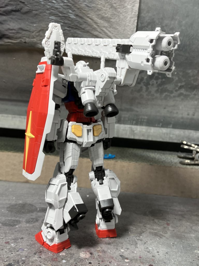 製作途中合わせ目は消して前腕は後ハメしました。よくリメイクされるガンダムですが、デザインを変えるなら上手く段落ちモールドにしてくれないかといつも思います。