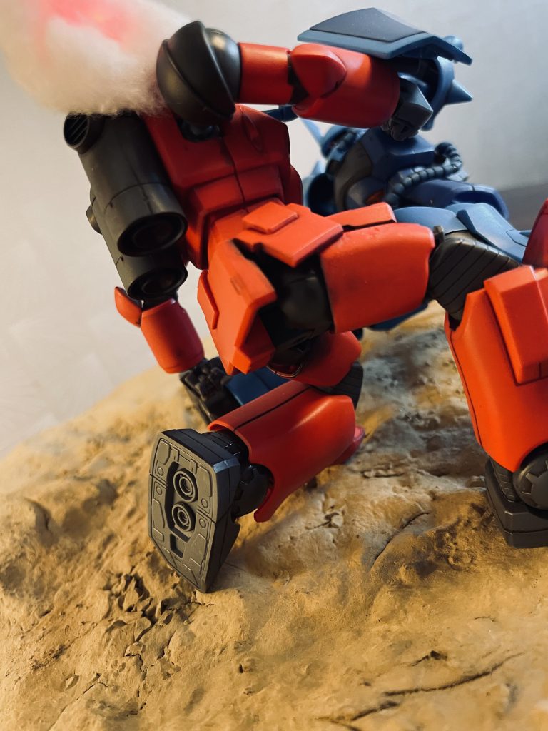 V作戦はランバ・ラル隊に随分と苦しめられたものです。以前の投稿の再掲となりますが、左のマシンガンでガンキャノンのキャノン砲を吹き飛ばすグフとなります。V作戦のモビルスーツとの格闘戦は迫力がありました。