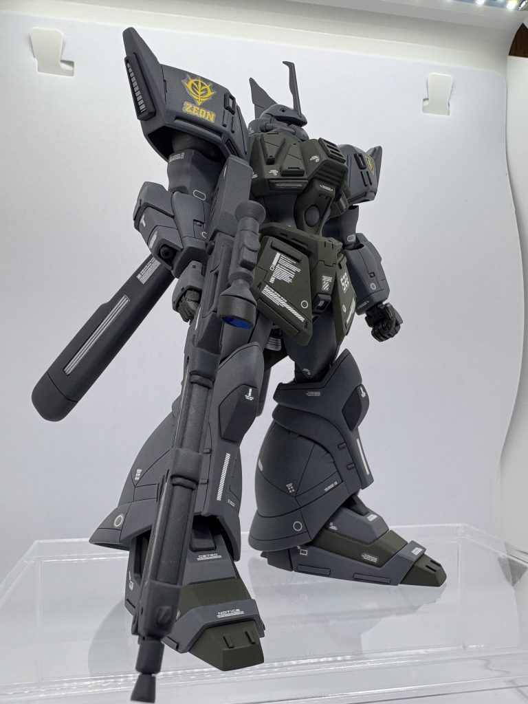 本体はガンダムカラーのMSグレージオン系とNAZCAカラーのディープカーキ武器やバックパック等にガンダムカラーのMSファントムグレー間接はクレオス黒鉄色バーニアはクレオスのシルバートップコートはガイアのつや消しにクレオスのつや消しを混ぜた物です