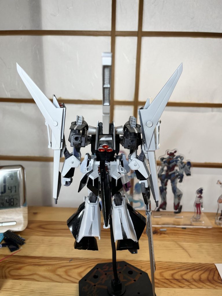 背面。余剰パーツの羽をつけ、スタビライザーをzガンダムのものとミキシング。もちろんそこの部分だけ可動します。