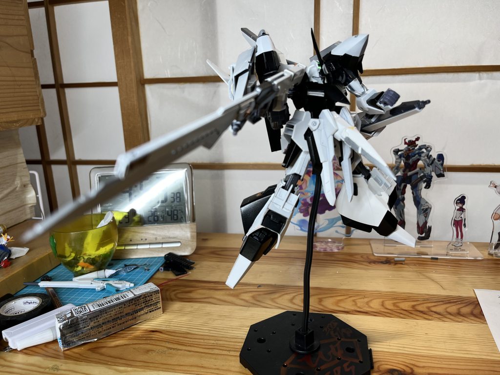 武器の刀身にはコトブキヤのでかい刃を接着。そしてポーズ。