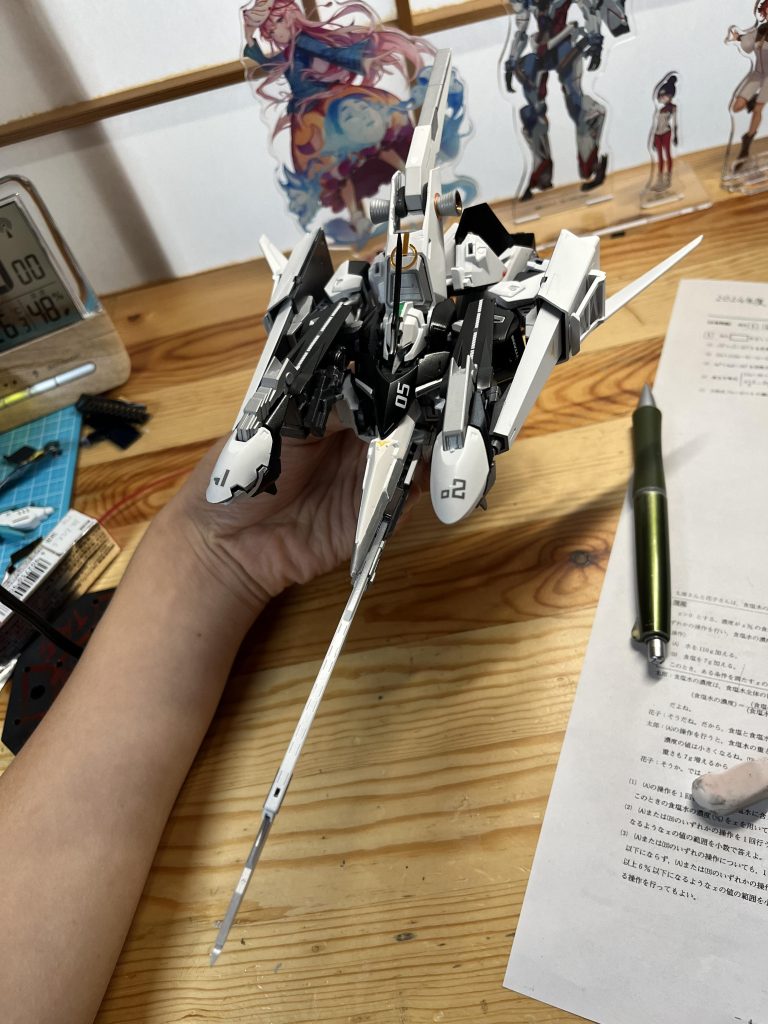 左右の肩アーマーは前方に引き出し、より薄くさせました。その分を長いヒートブレード部によって、戦闘機特有のスタイリッシュな感じに近づけました。