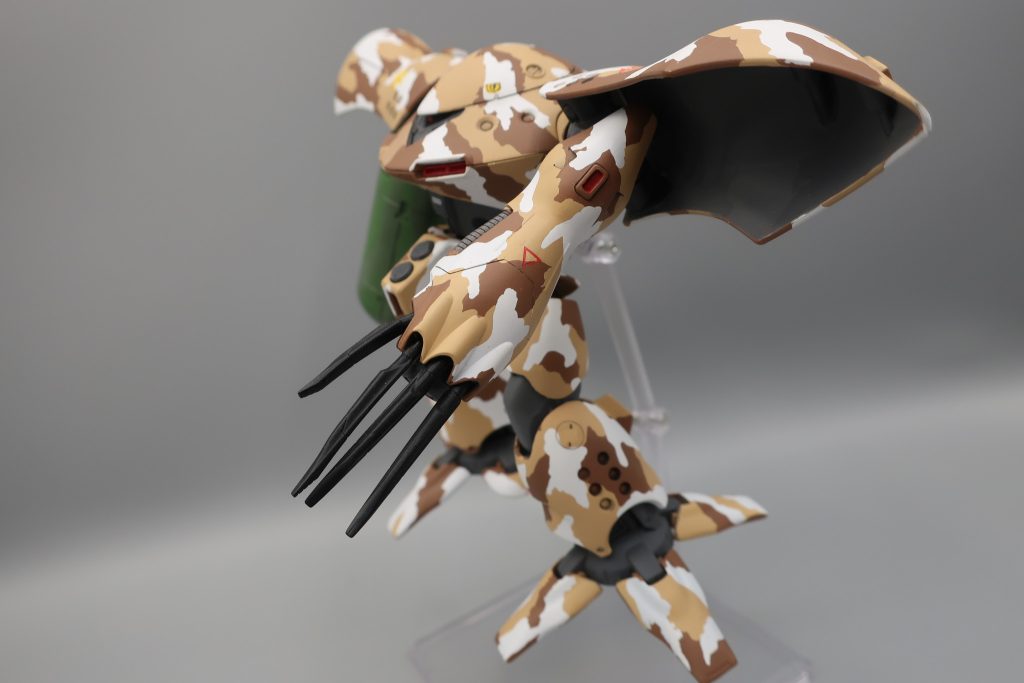 ザクとジム いくらあっても 困らない先生 「たくさん並べてもいいですし 色を少し変えても楽しめる などとモデラ―のおっちゃん達は思っているのでしょうね 」