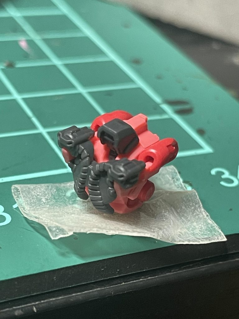 頭部バルカンビフォー。削って大分細くなったので折れそうになったけど、なんとか踏みとどまってくれました。