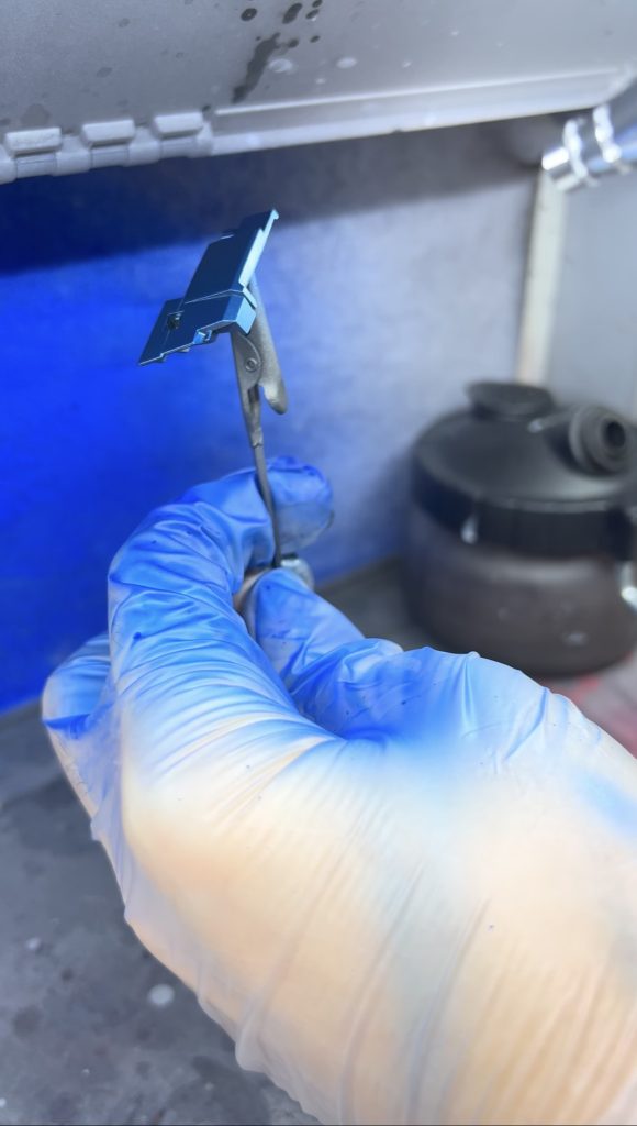 色ムラが出ないように慎重に重ね吹きしています。 