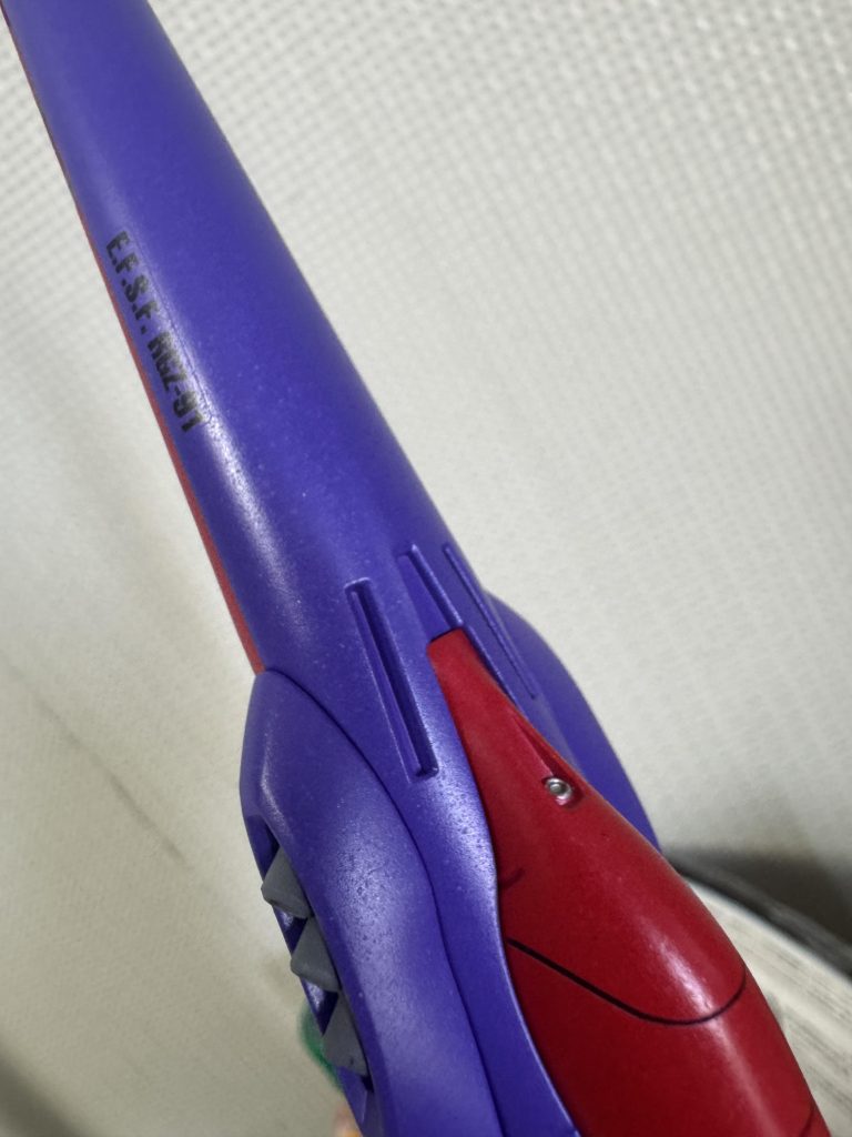 水性の缶スプレーで塗装したら、大失敗してしまいました。表面を1000番ヤスリで削って、水性の艶消しトップコートをエアブラシで吹いて応急処置をしました。缶の圧力と湿気は注意が必要ですな。