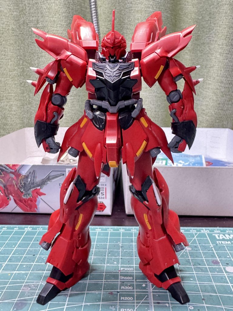 塗装前の状態加工の内容・頭部アンテナのシャープ化・肩部分のスパイクの鋭利化・フロント・サイドアーマーの先端の鋭利化・膝ガードの丸い部分をシャープ化