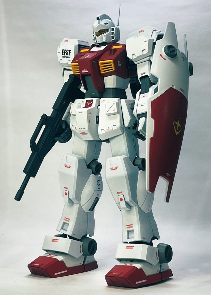 定番のジムライフルを装備。こちらも一般販売分よりモールドが細かくて出来良い印象。