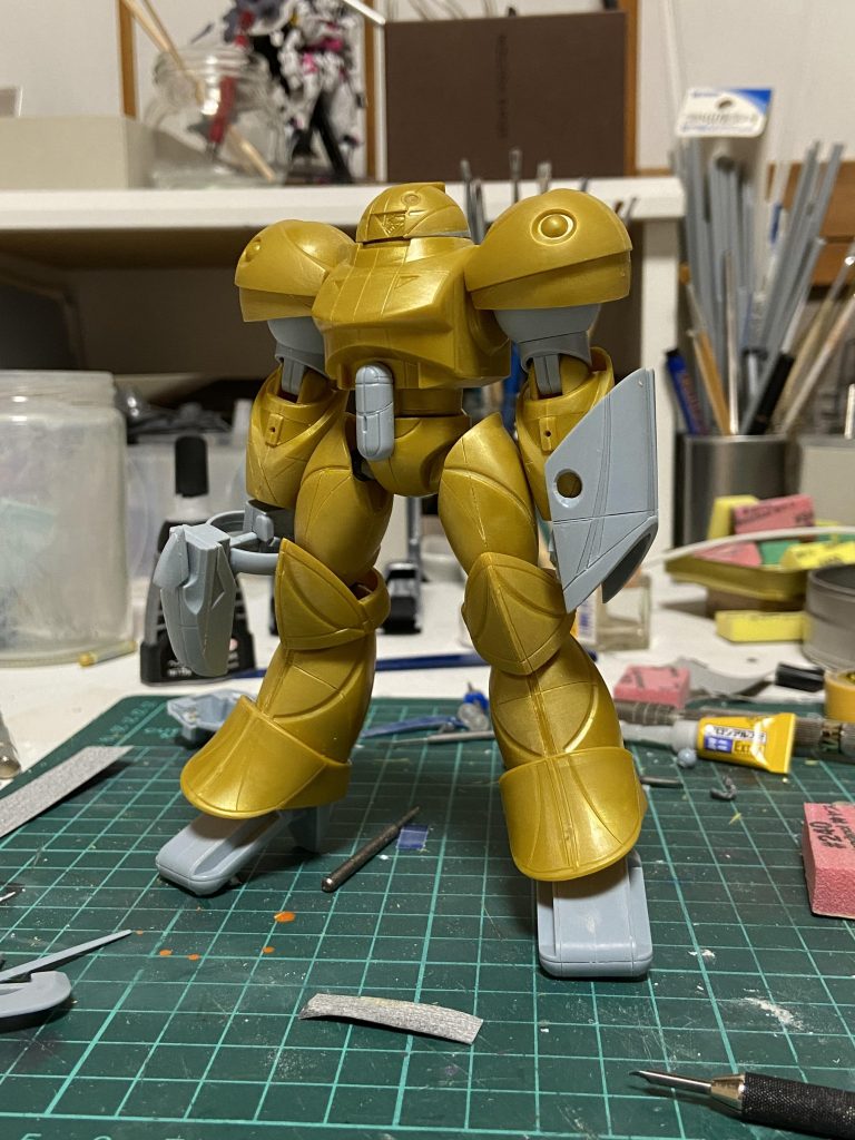 制作中の姿。全身の合わせ目を消し、若干ディテールの追加をした他、浅いスジボリを0.15mmのカーバイトで彫り直してます。