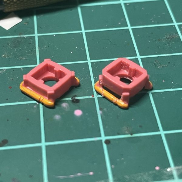 赤いガンダム作ってます。手首のガードの切り離しをトライ中、ここまではなんとか。あとは表面を折らずに磨けるか、、