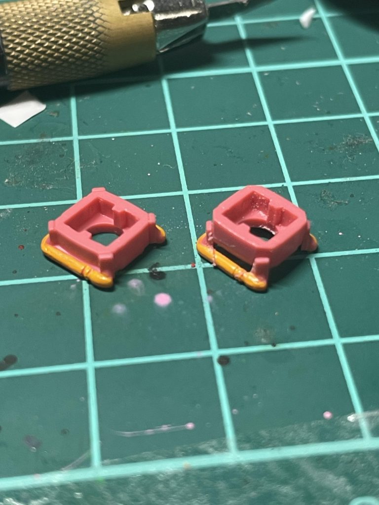 ガード部分を7分割で切り出し→ガードだけで再接着→手首に再接着という感じです。ガードの再接着がまあ大変だったけど、やすりがけにもなんとか耐えてくれるくらいにはくっついてくれました。流石のタミヤセメント。