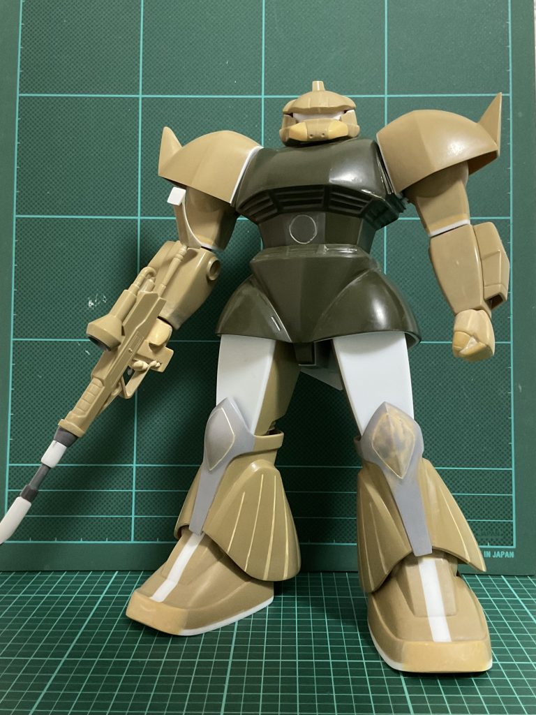 足首は5mm幅増し、スネは短冊状にカットして広げて固めました。モモは前面をカットしてプラ板を貼って角出し。ヒザは好みの形に修正。 