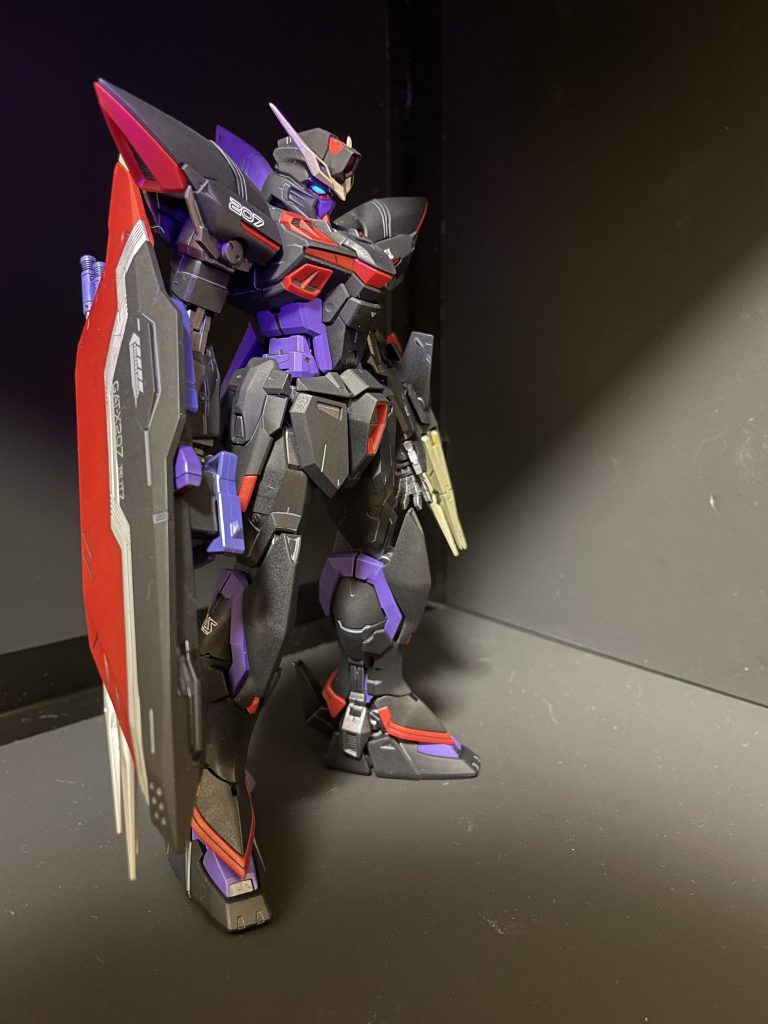 ガンプラは毎回YouTubeでレビューを下調べして作ってます笑赤のパーツ、ポロリが多いってレビュー本当です。笑赤のパーツがポロポロ落ちるので接着してあります。