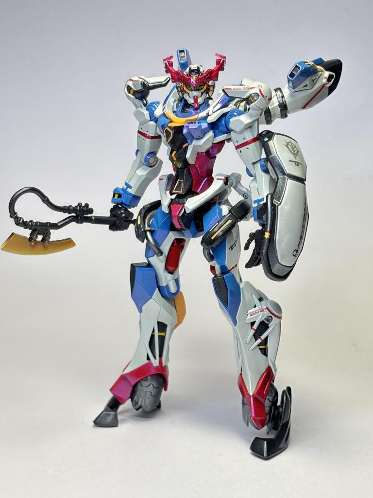 塗装設定画の色に似せて塗装後、赤はブルーの虹彩パール、青はレッドの虹彩パール、白と黒は#1000のホワイトパールでオーバーコートしてます。金属っぽくみえるか…