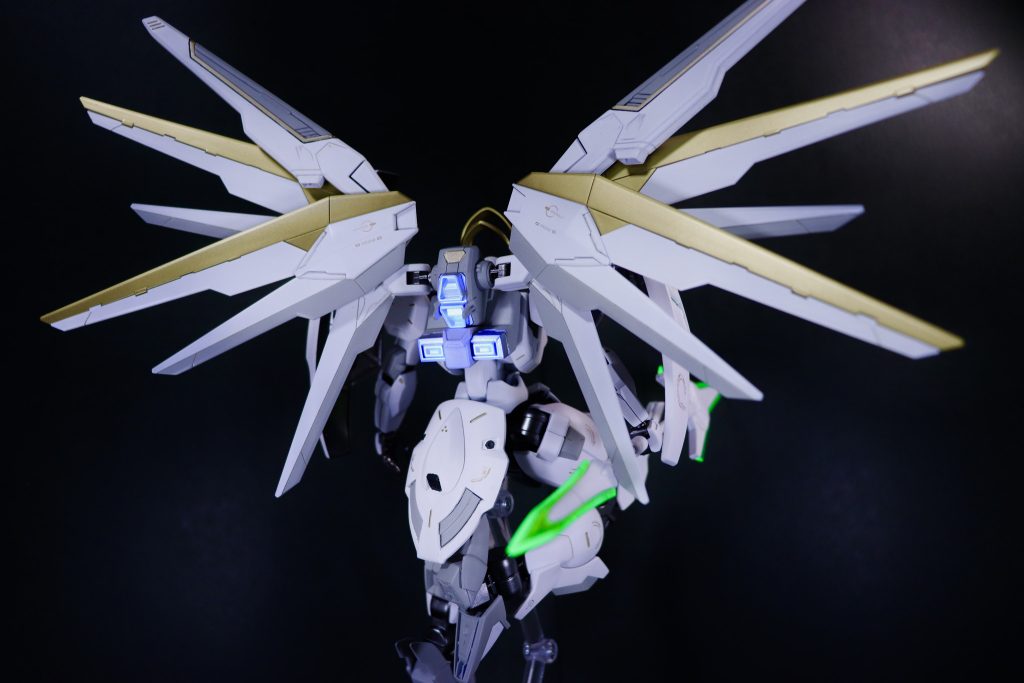 背面スラスターはフリーダムのものだけだとサイズが合わず質素になったので、ダリルバルデの腕パーツが収納されていたところを切断しフリーダムのパックパックを接着しました。ここがいちばんのお気に入りポイントです！