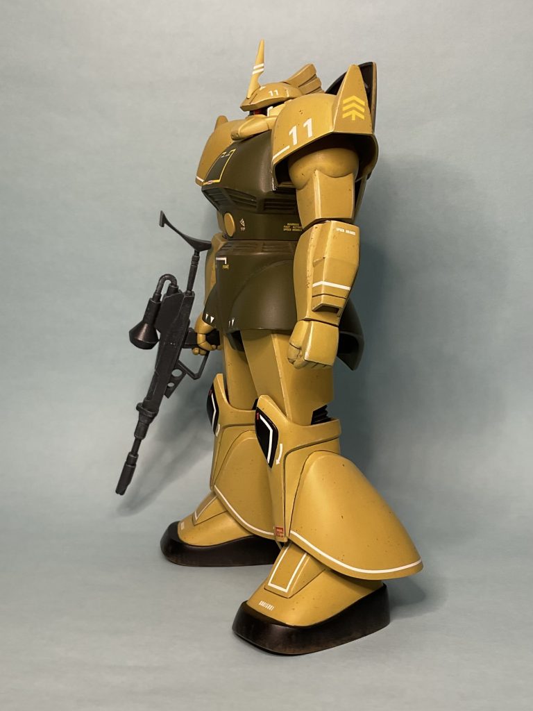 ビームライフルは二本指で持つ状態を再現。