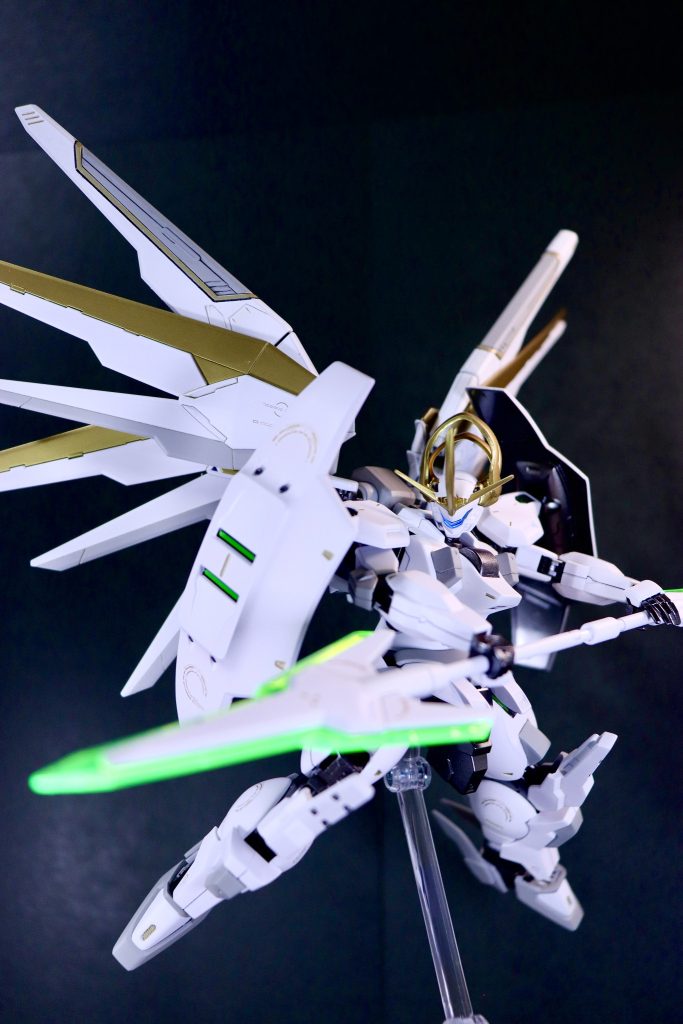 主な改造箇所は、首延長、バックパック交換、ブレードアンテナ自作、スリッパパーツの変更をしました。非常にフリーダムのウィングが似合いますね