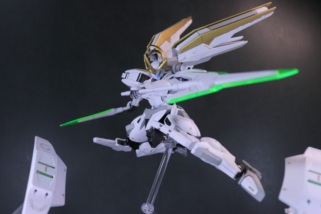 近接武装はアンビカーとビームジャベリンで、ビームジャベリンは分離してビームアンカーとビームクナイとしても使えます。