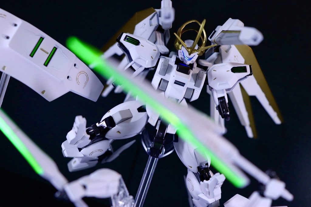 遠距離、中距離戦闘では前腕部を遠隔操作し、頭部ビームバルカンとバラエーナを使用。膝部分にはペレットマインで広範囲に弾幕を展開（説明書読むまで膝に武装があること知りませんでした笑）