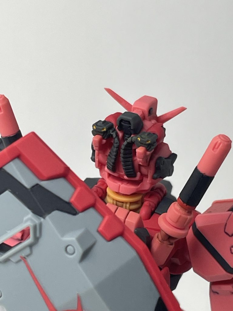 ▪️頑張りどころ1頭部バルカンの弾帯に余分なものがついてたのでデザインナイフで削りたくって再成形しました。イエローの色分けについては本来の設定だと塗りにくすぎたので諦めて墨入れ的な感じで塗る程度にしてます。