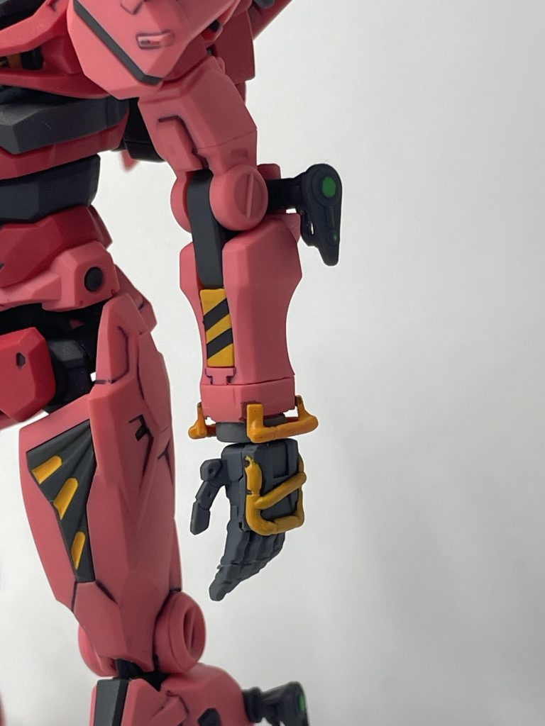 ▪️頑張りどころ2アンクルガード別パーツ化&手首と前腕2mm延長。両腕並べると恐らく結構ズレがありそうで怖くて並べてないです。パッと見は上手くいってるので満足。そういえば、腕の虎柄のモールドも削り落としてデカールでの表現に修正してます。