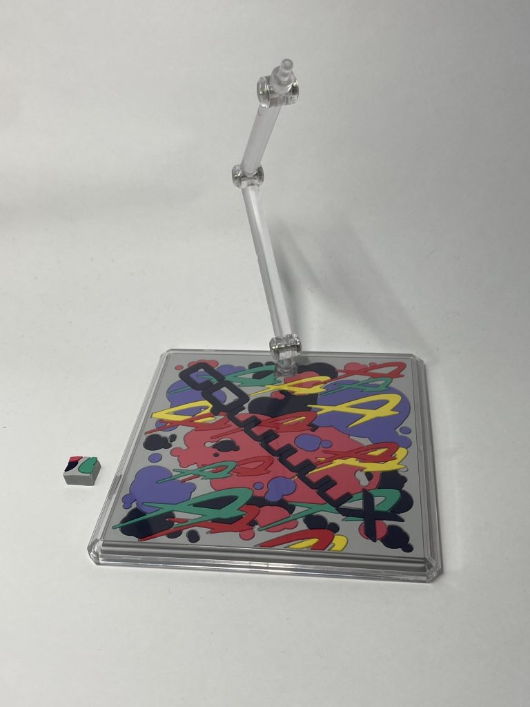 ⭐︎おまけ情報グッスマのシンプルスタンドが一番くじのコースターとドンピシャサイズなので、軸をはめる凸部分だけ切り取りすればいい感じにハマります。