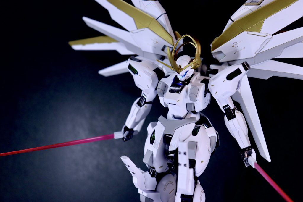 膝裏の肉抜きをどうしようか迷っていましたが、ちょうどジャンクであったビームサーベルが収納できたので思い切って武装を追加してみました！