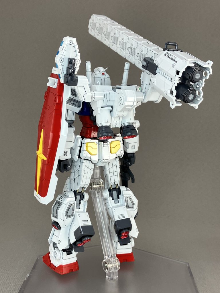 肩は小さい方にしました。胴体が寂しかったので、コックピットの増加装甲とスラスターを追加しました。