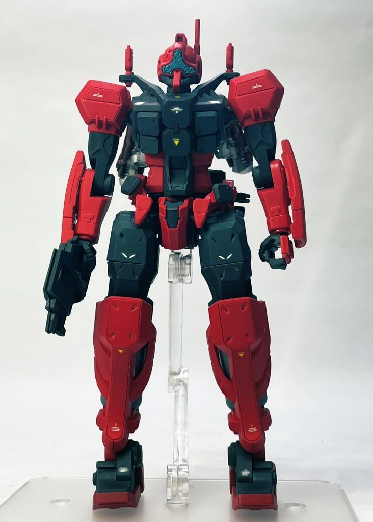 レッドにココアブラウンを混ぜて濃いめのレッドに調色。シャア専用との違いを明確にしてみました。