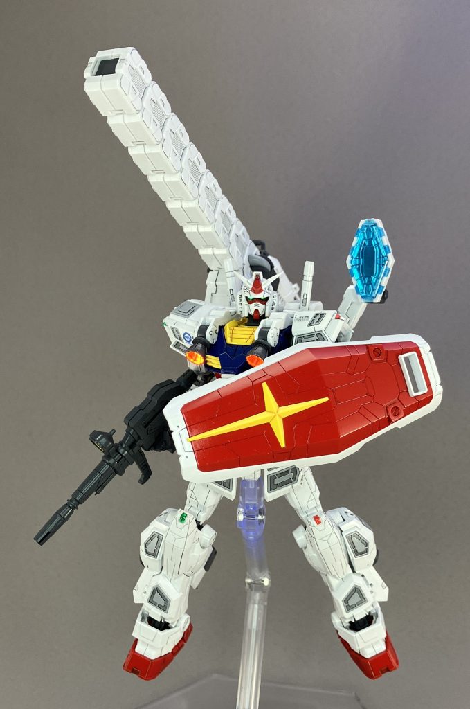 加工が同系色でできたので、塗装は似た色のベタ吹きにしました。早くて楽ですし、可動して塗膜が剥がれても目立ちづらいのでコレもありですね。クリアパーツは派手なので違う色にしました。センサー類はシールの上からUVレジンです。