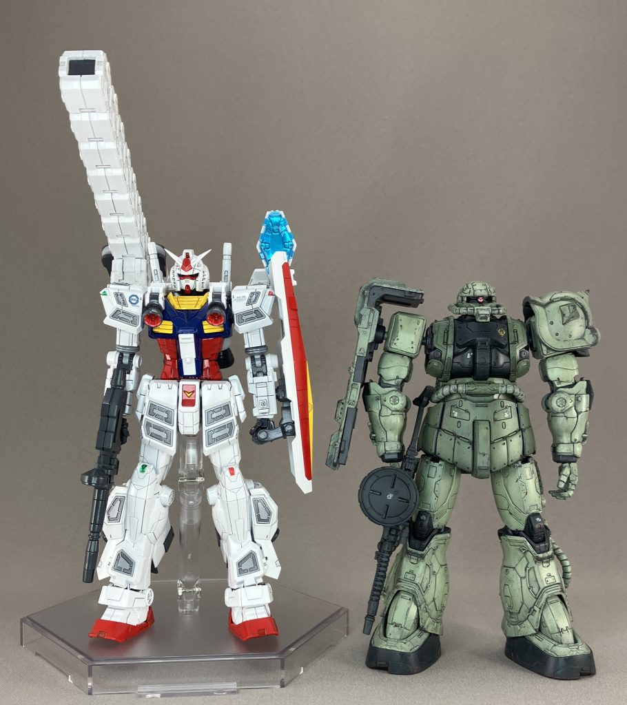 最近のザクⅡと。テイストが全く違って面白いですね。