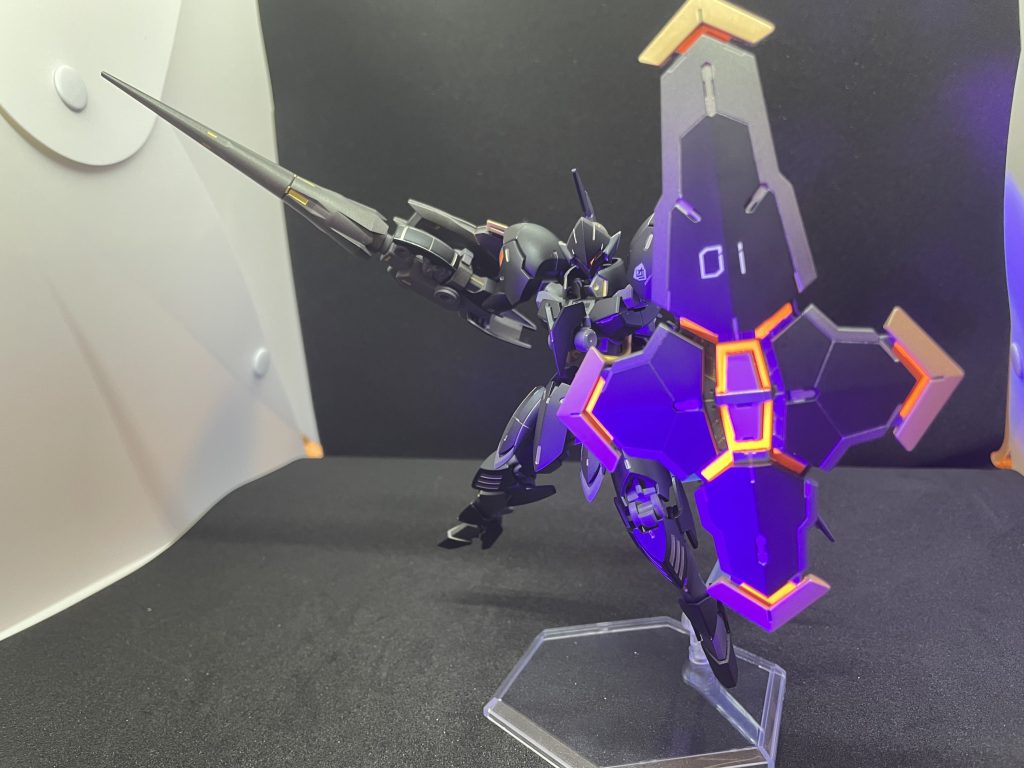 盾とランスは展開します。蛍光塗料で各部発行します。