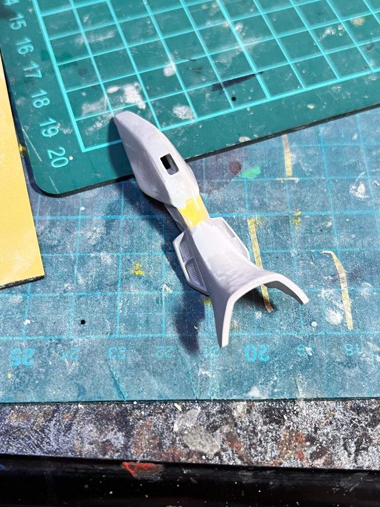 膝旧設定画だと長く描かれている部分です。キットの膝を切り落とし、膝の先を延長したEGνの物とくつけました。