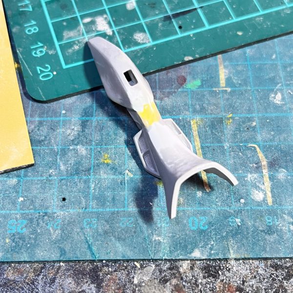 旧設定画風のHGハイニューガンダムの進行状況になります。肩と膝はEGのνから移植しました。ライフルとスタビライザーも旧デザインに寄せて加工しました。EGのνの部品を使ったせいか素のνに寄ってきた気がします😅（4枚目）