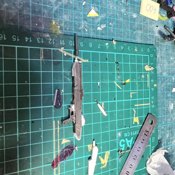 旧設定画風のHGハイニューガンダムの進行状況になります。肩と膝はEGのνから移植しました。ライフルとスタビライザーも旧デザインに寄せて加工しました。EGのνの部品を使ったせいか素のνに寄ってきた気がします😅（2枚目）