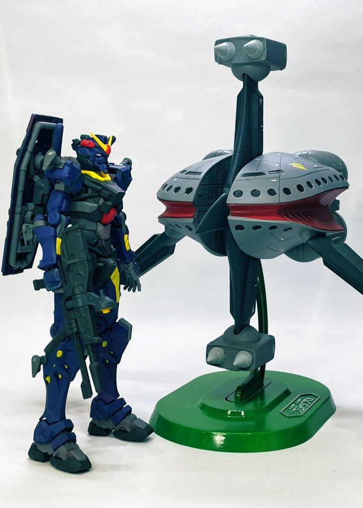 1/550サイズですがジークアクス世界なら比較的近いサイズ…かと思いましたがやっぱり小さいですね。(それでもMG並みはありますが)