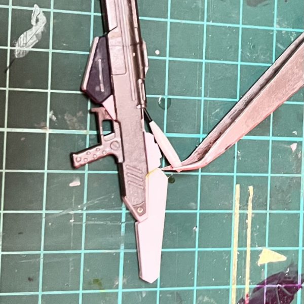 旧設定画風のHGハイニューガンダムの進行状況になります。肩と膝はEGのνから移植しました。ライフルとスタビライザーも旧デザインに寄せて加工しました。EGのνの部品を使ったせいか素のνに寄ってきた気がします😅（3枚目）
