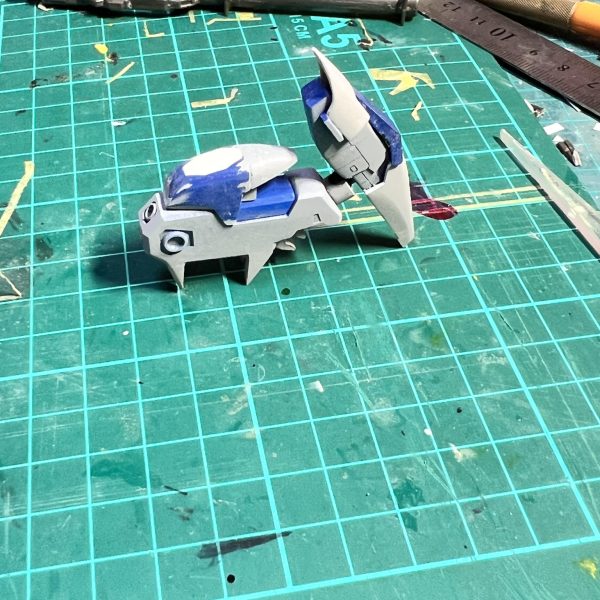 旧設定画風のHGハイニューガンダムの進行状況になります。肩と膝はEGのνから移植しました。ライフルとスタビライザーも旧デザインに寄せて加工しました。EGのνの部品を使ったせいか素のνに寄ってきた気がします😅（5枚目）