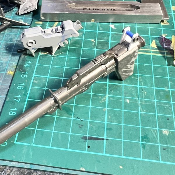 HGハイニューの進行状況になります。調色した紫の具合を見たかったので本体だけさっさと塗装しました。良い感じのブドウ色になりました😆画像2枚目　頭部にHアイズを透明緑で塗って貼り付けましたがほとんど見えないです。画像3.4枚目　RGのバズーカマウントギミックを仕込みました。土曜までに武器も塗って日曜には完成品の投稿をしたいです😅（3枚目）