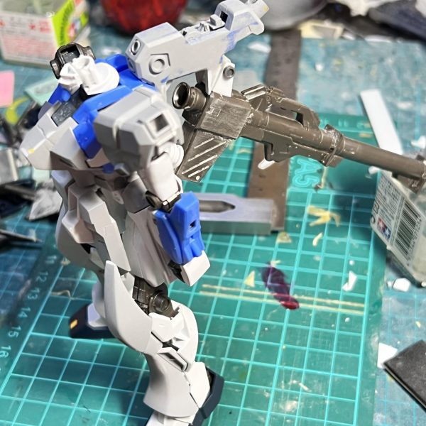 HGハイニューの進行状況になります。調色した紫の具合を見たかったので本体だけさっさと塗装しました。良い感じのブドウ色になりました😆画像2枚目　頭部にHアイズを透明緑で塗って貼り付けましたがほとんど見えないです。画像3.4枚目　RGのバズーカマウントギミックを仕込みました。土曜までに武器も塗って日曜には完成品の投稿をしたいです😅（4枚目）