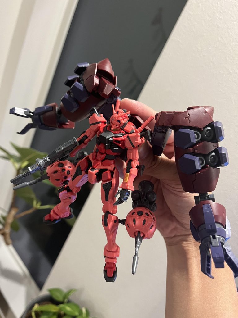 エッジのある連邦のガンダム本体にジオンらしい丸みのビットといった組み合わせですが違和感なくカッコいい!!・連邦系のエッジの効いたものどうし・ジオン系の流線形どうし ミキシングするときには気を付けておりますが、今回系統を跨いでの工作許容範囲内の違和感で完成できてよかったです