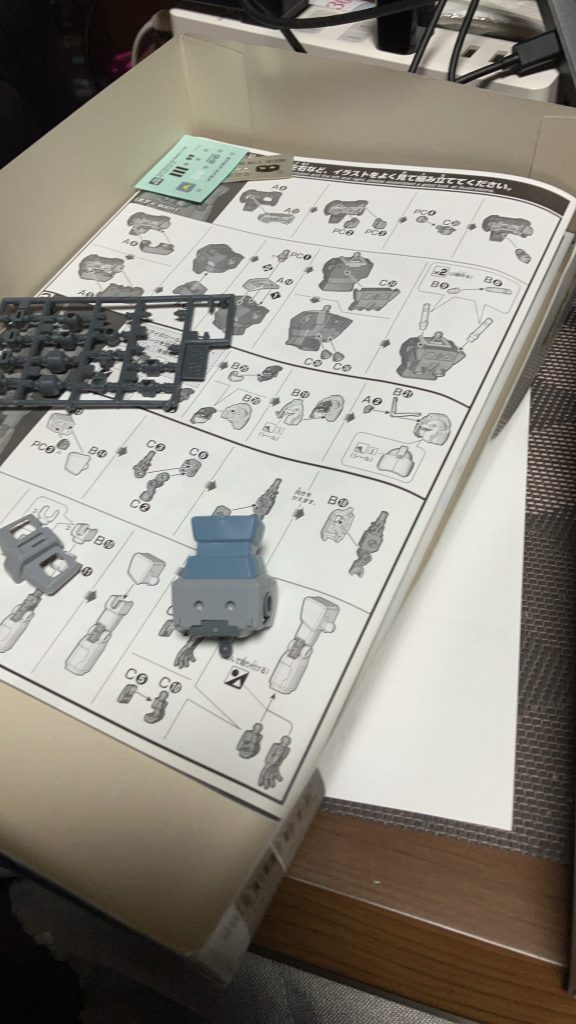 作品名：人生初ガンプラ<p>私の初めてのガンプラはHGUC G-3ガンダムでした、 その機体は甘くてクリーミーで こんなガンプラを作らせてもらえる私はきっと特別な存在なのだと思いました、 皆さんの思い出の初ガンプラはなんですか？</p>