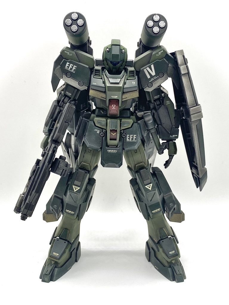 製作内容として全塗装 黒立ち上げに緑2色を塗り分け、黒鉄色、赤、ゴールド、シルバーを使用しました。ディティールアップ コトブキヤのパーツを使用。ジーライン本体の肩、上腕、太腿にスジ彫りをしました。改造 ビルドダイバーズのサタニクスウェポンをネオジムで後方スラスタ付近にマウント可能にし、近接用の武器として武装させました。ショートビームライフルもリヤスカートにネオジムでマウントできるようにしました。ウェザリング マーカーによるウォッシング、ウェザリングマスターで砂汚れを施しました。以上が、大まかな内容になります。