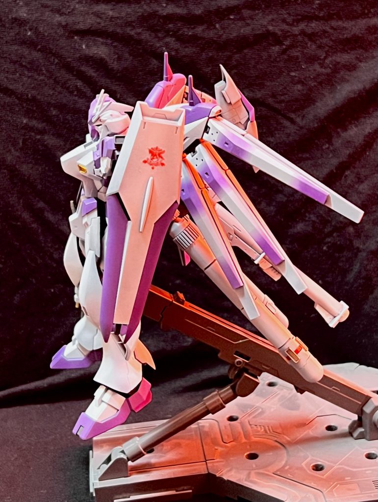 Hi-νといえば紫で体に厚みがあってファンネルにグラデーションがかかったアレ❗️という刷り込みがある世代です😅