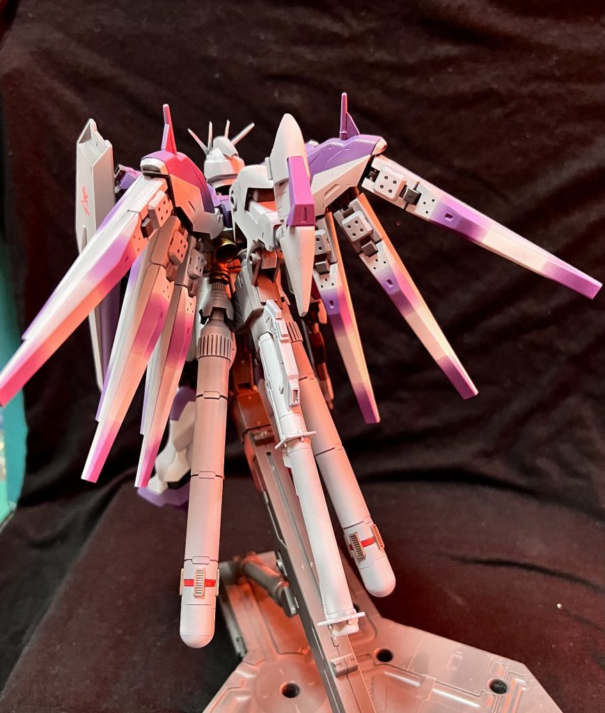 AmazonでHGのHi-νが安くなっていたので衝動買いしてしまい、作るなら紫だろと制作に取り掛かった次第です。