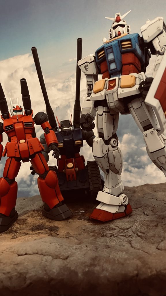 アニメーションのオープニングソングのラストで3体が一画面におさまるシーンをイメージしています。ガンダムはMG version 3.0、ガンキャノンとガンタンクは共にHGを使用しています。図らずも”How to Build Gundam Vol 2”誌上で紹介されていた全ハッチオープンのガンダムを彷彿とさせる絵柄となりました。懐かしいです。当時夢中で読み耽った記憶があります。