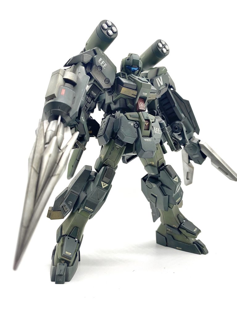 追加武装の近接用ドリルとアームを装備!!このドリルに貫けないものは、ない!!っとばかりに、突撃用アーマーを纏い近接武器で相手の防衛線を切り崩す、強襲仕様という設定で製作しました。アームで相手を拘束、部位を切断し、相手の動きを封じるという構想ですが、リアルなところ工業用作業アームってのが的を得ているような…。