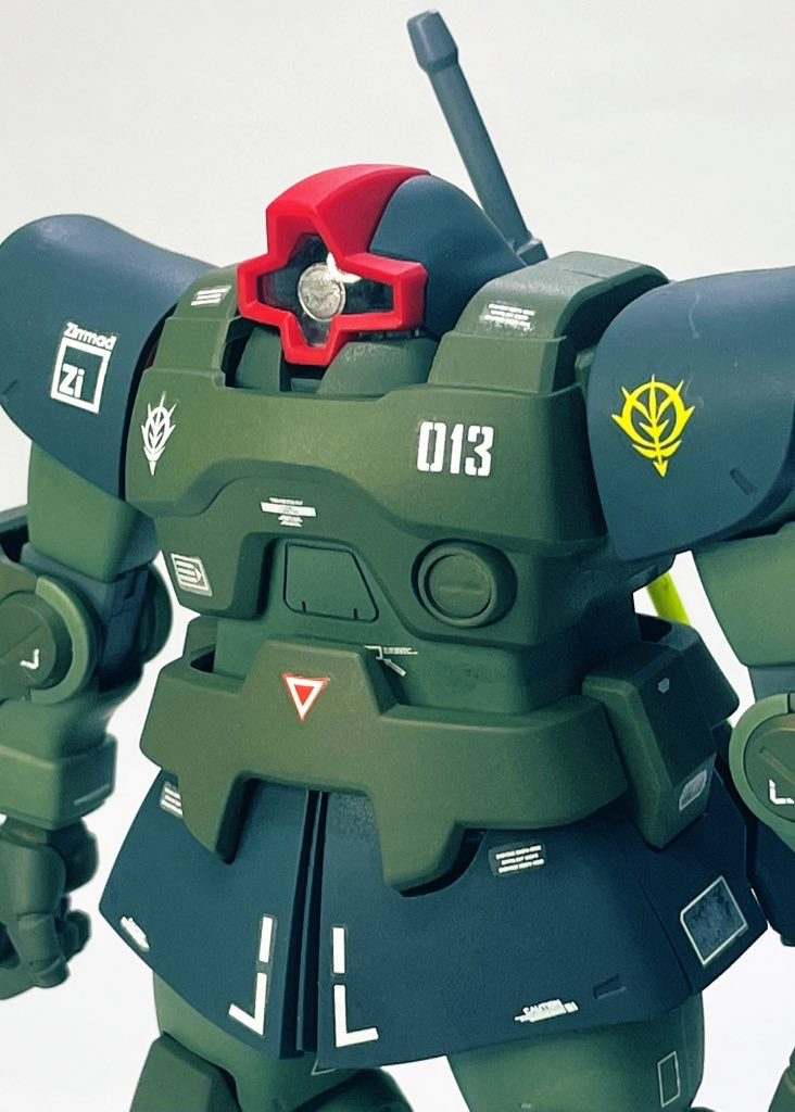 ディープグリーンを主にブルーグレー、あとダークグリーンか何かそのあたりを使って調色。資料ないからこの辺はインスピレーションです。