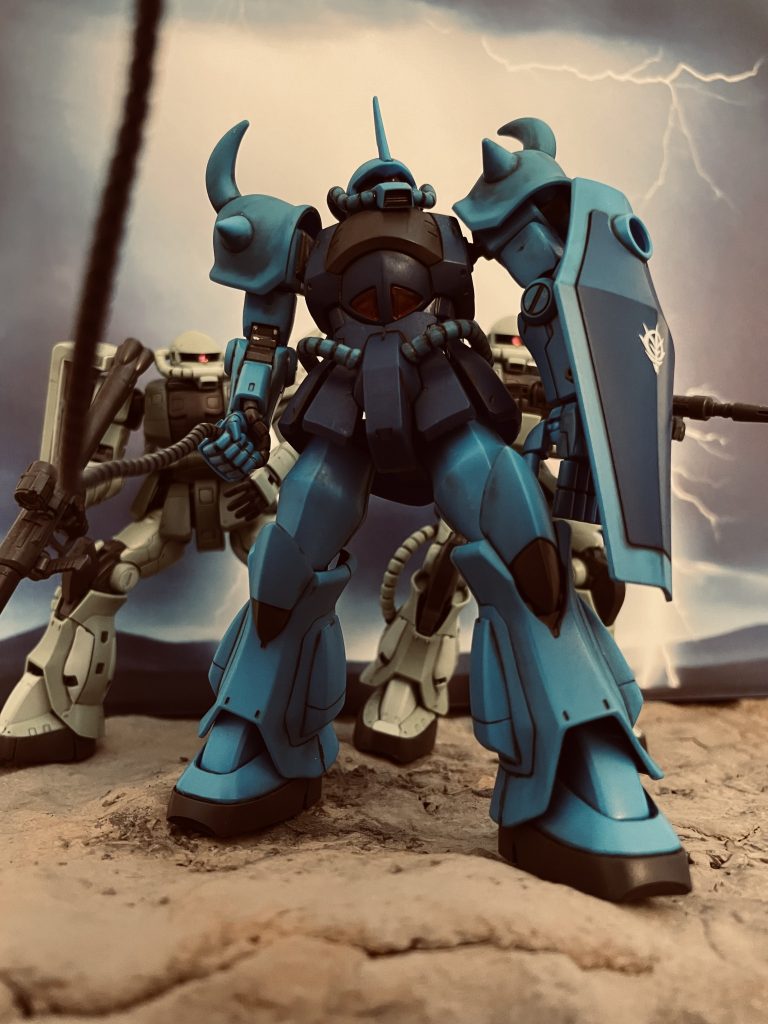 稲妻は箱庭技研さんの背景を使用しています。HGグフversion 2.0となります。ヒートロッドは軟質樹脂を使用しており自在に曲げることが出来ます。ザクはRGとなります。